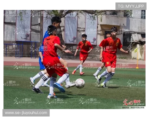 白人足球运动员在绿茵场上挥洒汗水展现精彩瞬间的动态捕捉